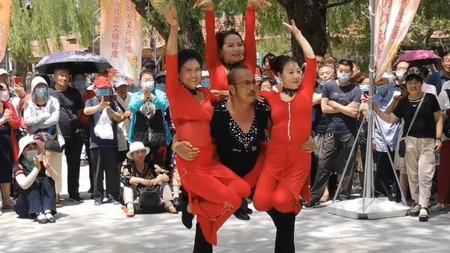 大快人心！沈陽勞動公園“鉆褲襠”“掛滿大媽”等不雅舞姿被整治-圖1