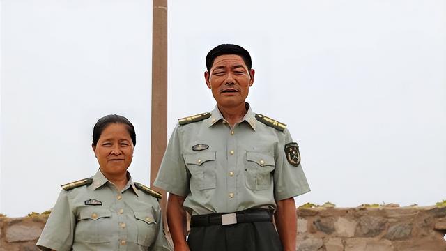 夫妻倆駐守孤島32年，沒水沒電沒居民，年薪5700，深夜靠喝酒壯膽-圖1